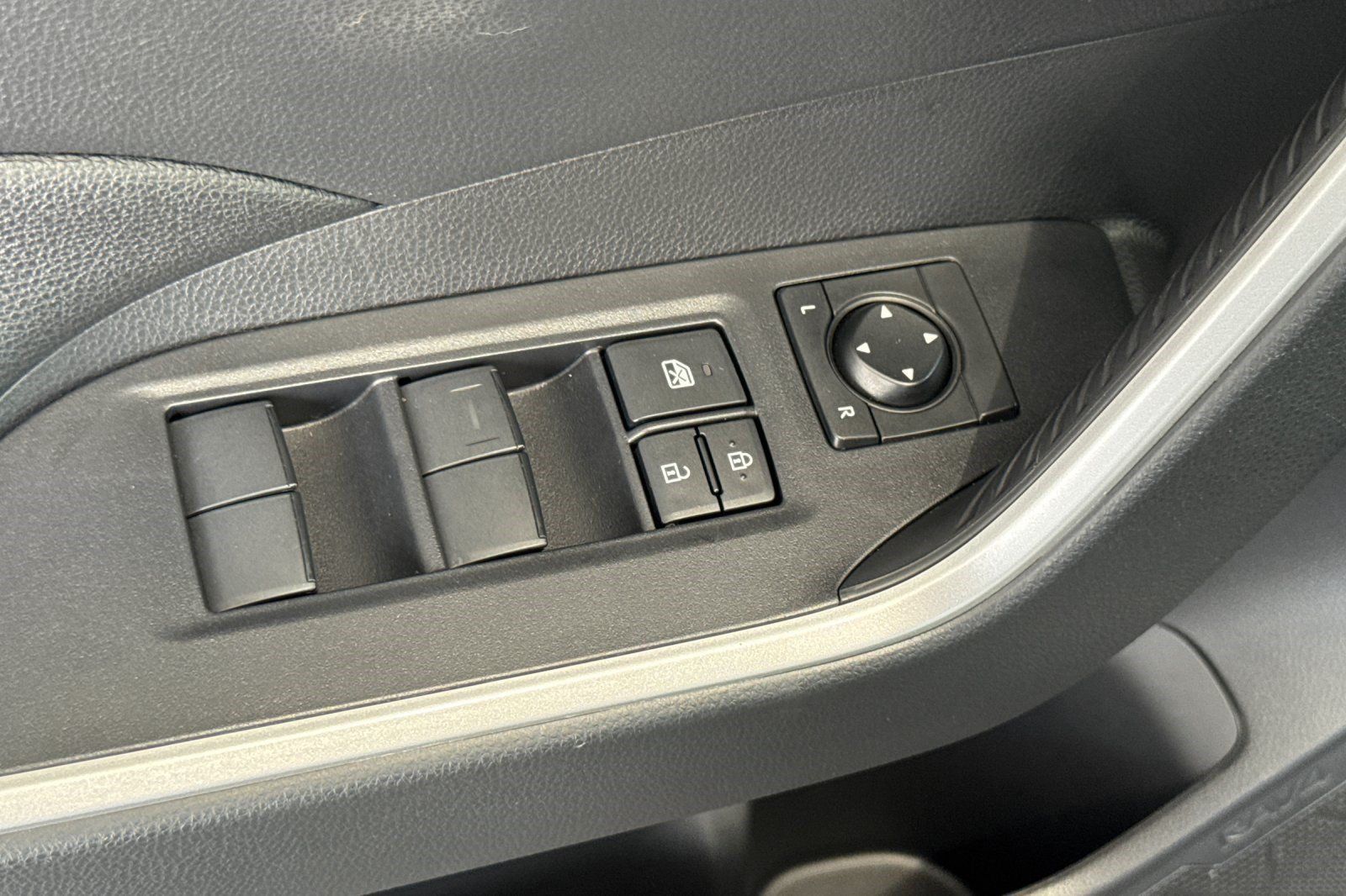 Used 2024 Toyota RAV4 LE AWD/4WD image 13