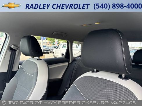 Used 2025 Volkswagen Taos SE AWD/4WD image 2