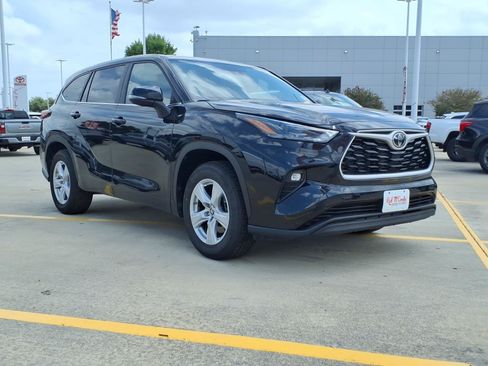 Used 2025 Toyota Highlander LE FWD image 3