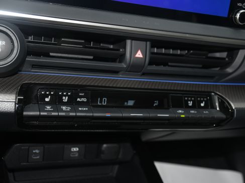 Used 2024 Toyota Prius Limited w/ Limited Premium Package FWD image 16