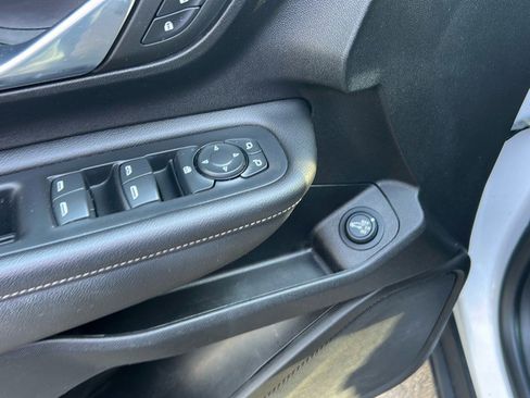 Used 2023 GMC Terrain SLE w/ Driver Convenience Package image 16