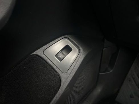 Used 2024 Volkswagen Tiguan SE image 17