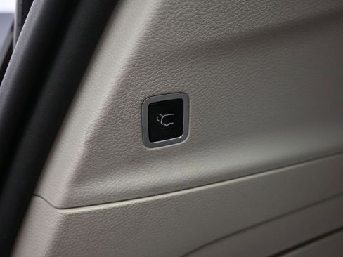 Used 2018 Chrysler Pacifica Limited image 35