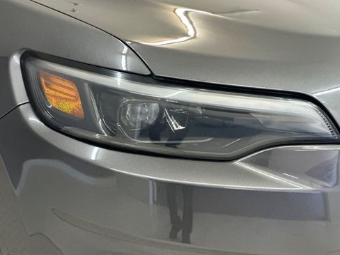 Used 2019 Jeep Cherokee Limited FWD image 12