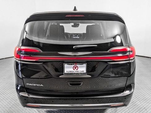 Used 2024 Chrysler Pacifica Touring-L image 4