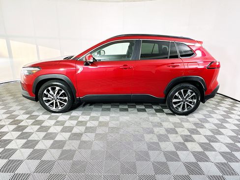 Used 2023 Toyota Corolla Cross XLE image 6