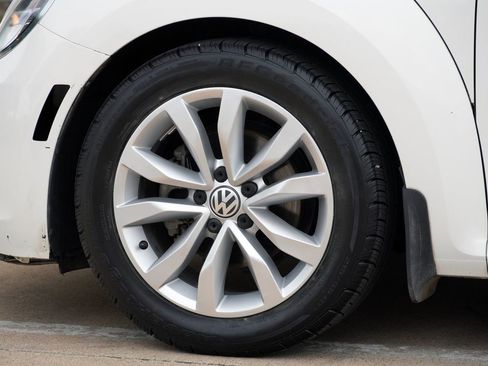 Used 2013 Volkswagen Beetle TDI FWD image 25