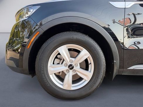 Used 2023 Kia Sorento LX FWD image 9