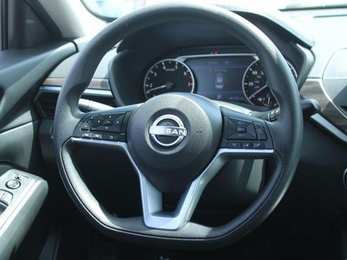 Used 2025 Nissan Altima 2.5 SV FWD image 14