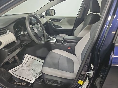 Used 2021 Toyota RAV4 XLE w/ Convenience Package image 9