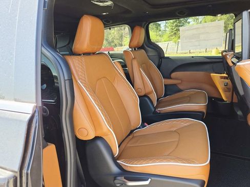 New 2026 Chrysler Pacifica Pinnacle image 18