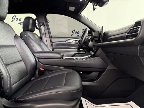 Used 2025 Chevrolet Traverse LT image 18