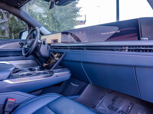 Used 2025 Cadillac Escalade IQ Luxury 2 image 24