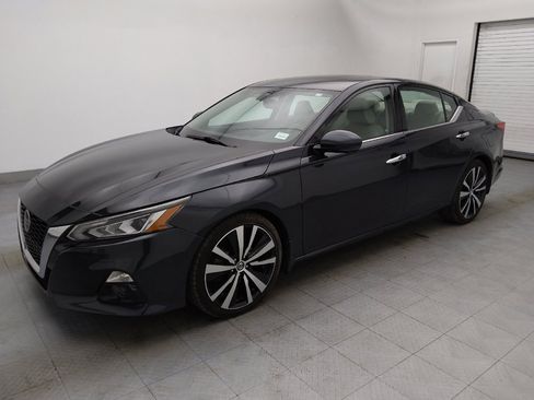 Used 2020 Nissan Altima 2.0 Platinum FWD image 2