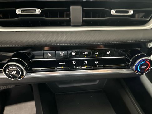 Used 2025 Chevrolet Equinox LT FWD image 22