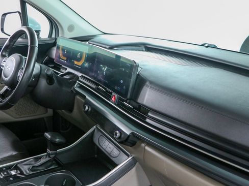 Used 2025 Kia Carnival FWD image 26