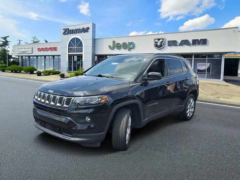 Used 2024 Jeep Compass Latitude w/ Sun and Sound Group AWD/4WD image 2