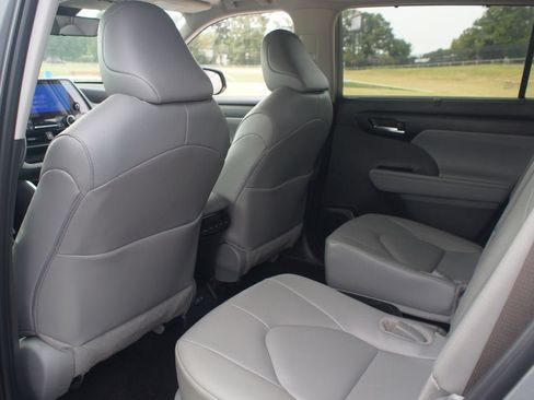 Certified 2026 Toyota Highlander XLE AWD/4WD image 15