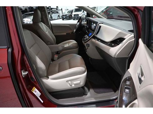 Used 2015 Toyota Sienna XLE w/ XLE Navigation Package FWD image 15