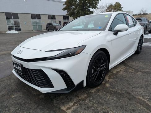 Used 2025 Toyota Camry SE image 4