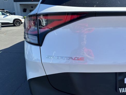Used 2025 Kia Sportage LX image 8