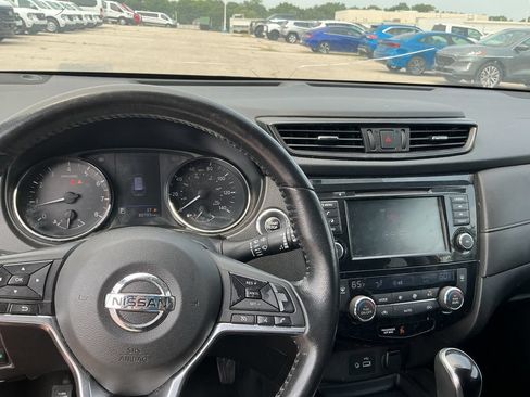 Used 2018 Nissan Rogue SV AWD/4WD image 26