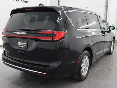 Used 2024 Chrysler Pacifica Touring-L image 5