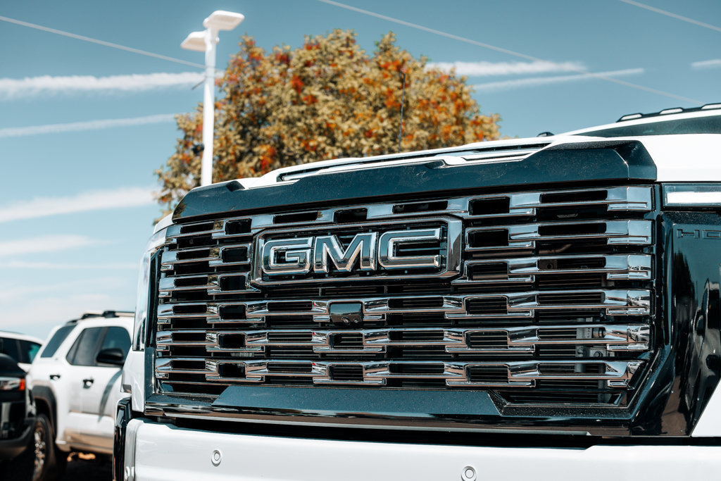 Used 2026 GMC Sierra 3500 Denali Ultimate w/ LPO, Black Badging Package AWD/4WD image 10