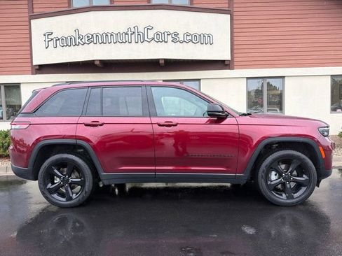 Used 2024 Jeep Grand Cherokee Limited w/ Black Appearance Package AWD/4WD image 6