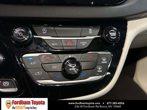 Used 2024 Chrysler Voyager LX image 23