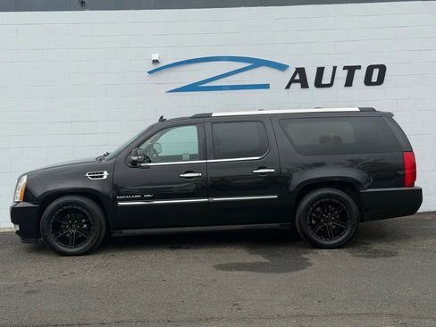 Used 2010 Cadillac Escalade ESV Premium image 3