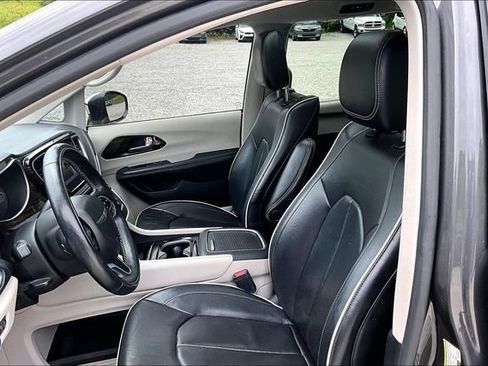 Used 2022 Chrysler Pacifica Limited w/ Uconnect Theater Family Group FWD image 25