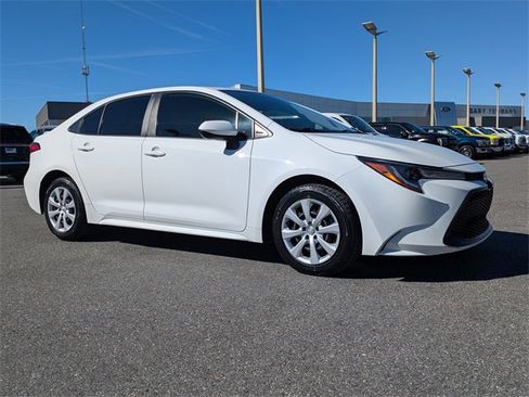 Used 2022 Toyota Corolla LE image 2