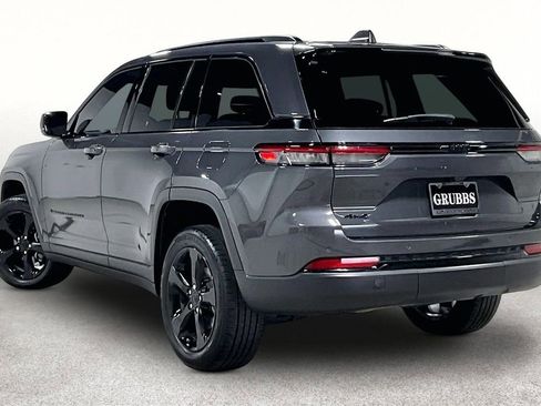 Used 2022 Jeep Grand Cherokee Altitude AWD/4WD image 15