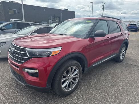 Used 2023 Ford Explorer XLT w/ Equipment Group 202A AWD/4WD image 2