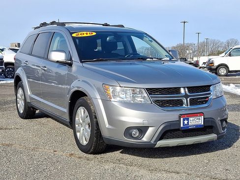 Used 2019 Dodge Journey SE w/ Premium Group image 2