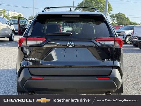 Used 2022 Toyota RAV4 XLE Premium image 5