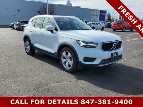 Used 2019 Volvo XC40 T5 Momentum image 1