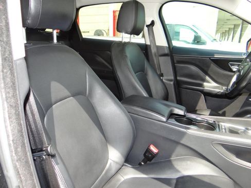Used 2017 Jaguar F-PACE Premium image 26