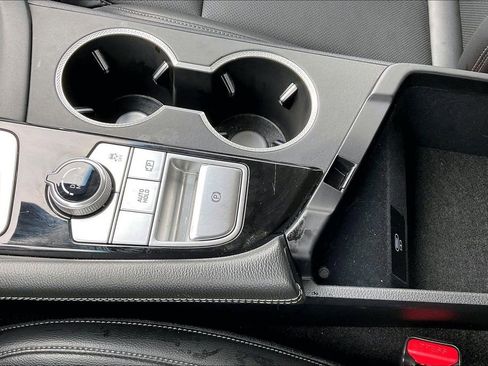 Used 2025 Genesis G70 2.5T image 24