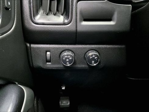 Used 2015 Chevrolet Colorado LT AWD/4WD image 15