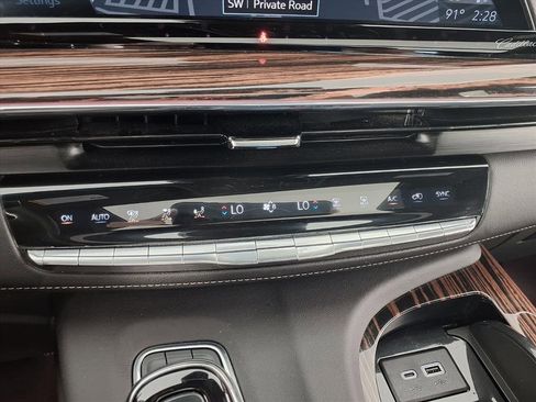 Used 2024 Cadillac Escalade ESV Premium Luxury image 15