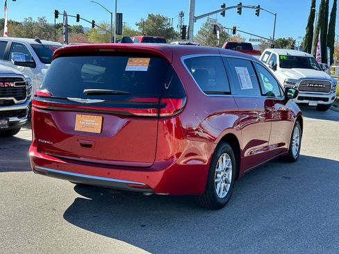 Used 2024 Chrysler Pacifica Touring-L FWD image 6