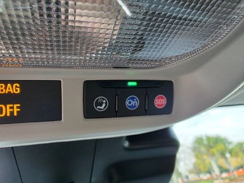 Certified 2025 Chevrolet Trax LT image 23