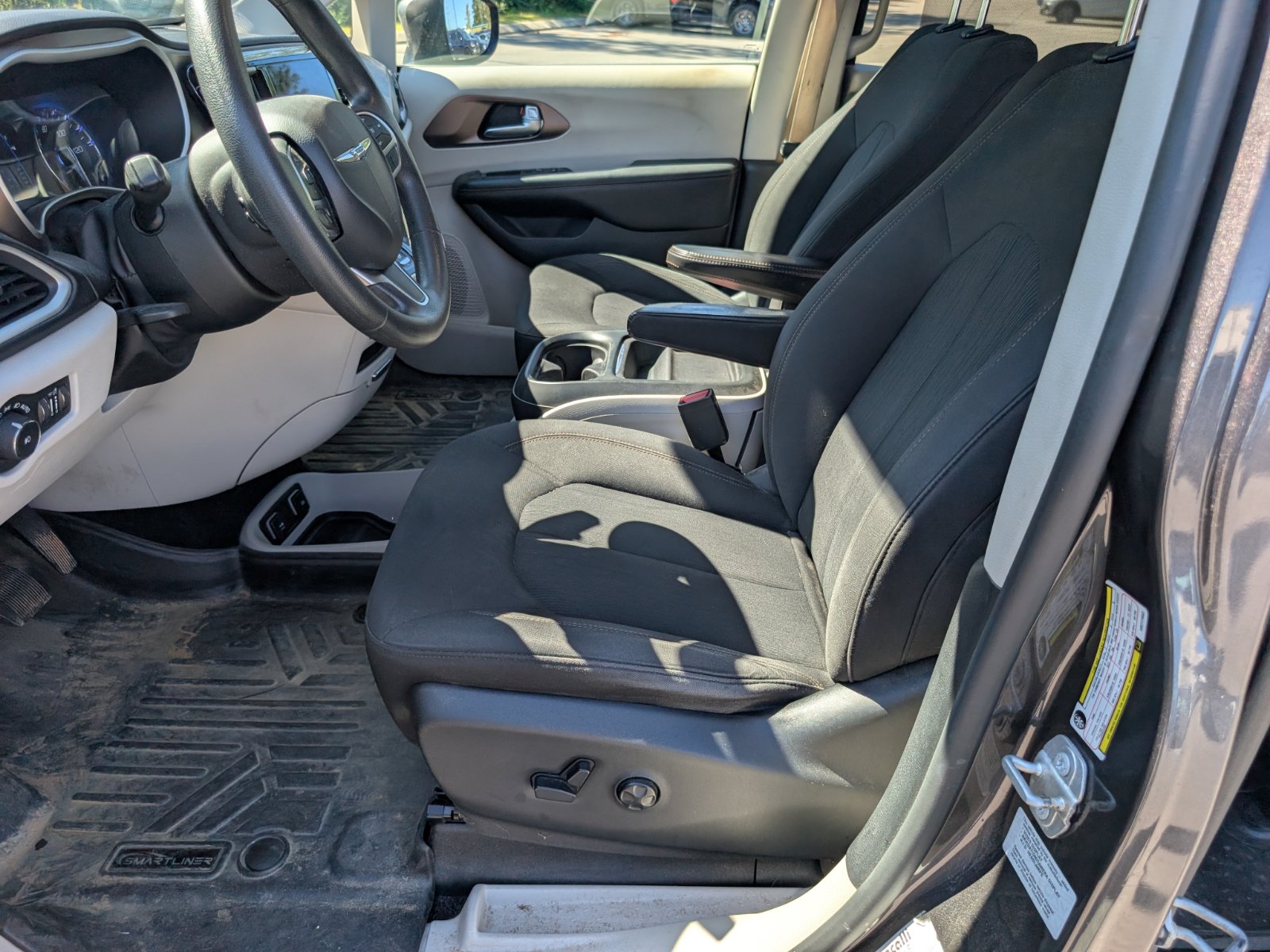 Used 2017 Chrysler Pacifica Touring Plus w/ Tire & Wheel Group FWD image 12