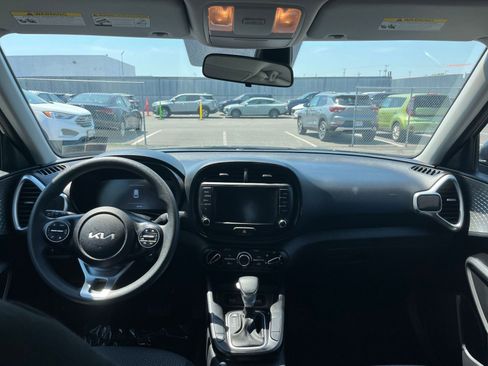 Used 2025 Kia Soul LX w/ LX Technology Package FWD image 30
