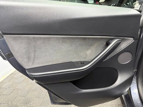 Used 2021 Tesla Model Y Long Range AWD/4WD image 39