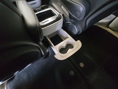 Used 2023 Chrysler Pacifica Touring-L AWD/4WD image 29