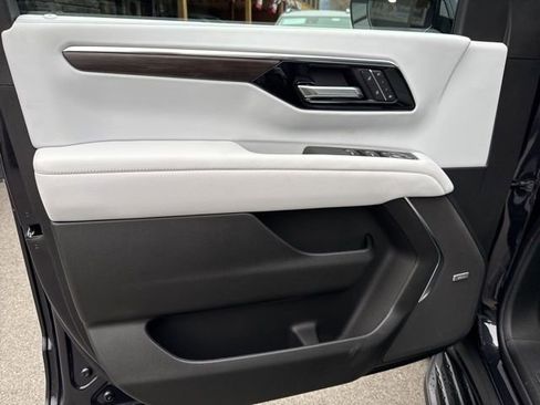 New 2026 Chevrolet Suburban Premier image 21