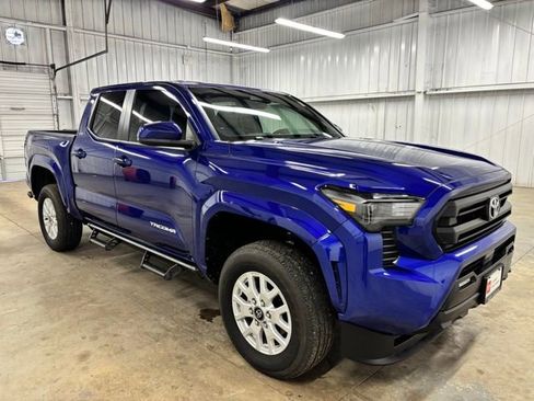 Certified 2025 Toyota Tacoma SR5 AWD/4WD image 1